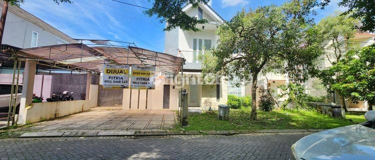 RUMAH DUA LANTAI ADA KOLAM RENANG DI LINGKUNGAN PREMIUM 1