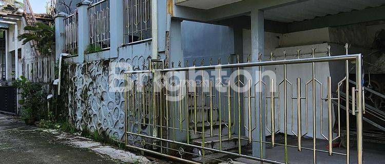 RUMAH TIGA LANTAI LIMA KAMAR TIDUR  1