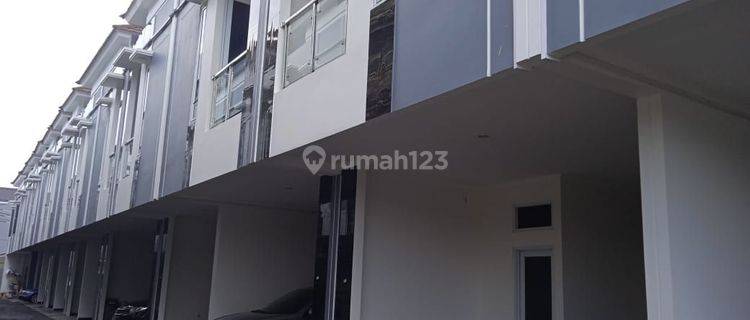 Di Jual Rumah Mewah 4 kamar tidur di Matraman bisa KPR  1