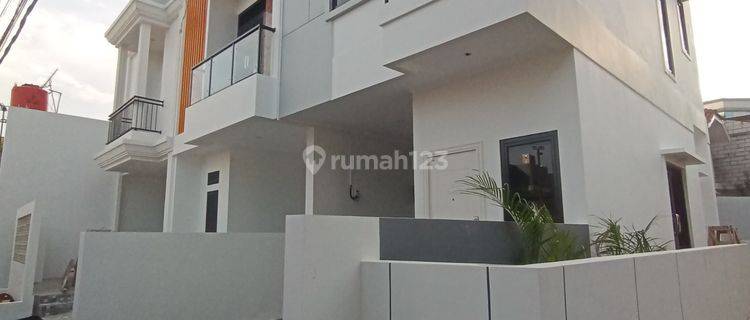 Di  Rumah Mewah Cempaka Putih dekat Jalan R Suprapto 1