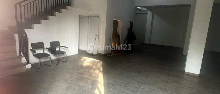 Tempat Usaha / Kantor Di Jl. Perak Surabaya Luas 247m2 Bangunan 4.lantai Dan Siap Pakai Dekat Pelabuhan  1