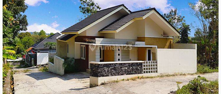 Rumah Baru Hoek Siap Huni di Balecatur 1