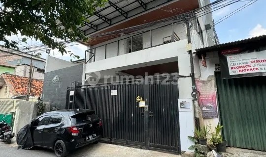 Exclusive Boarding House for Sale, Strategic Location in Tomang, West Jakarta 1