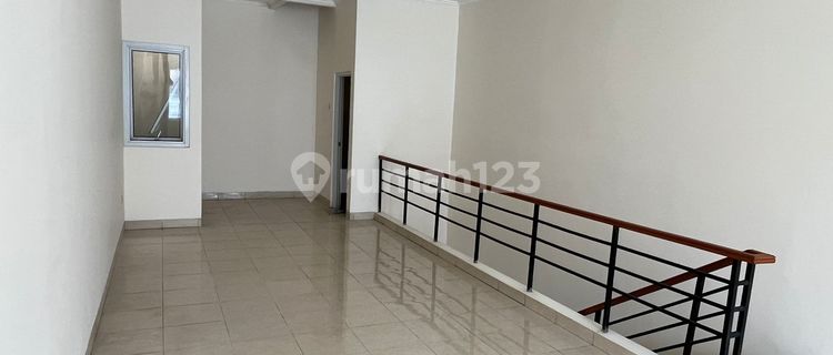 For Sale: 3-Story Thematic Paramount Ruko in Gading Serpong  
Ready-to-use, well-maintained, clean  
Land Area: 67.50 sqm, Building Area: 202.50 sqm, 2 Car Spaces  
Price: 2.8B Negotiable 1