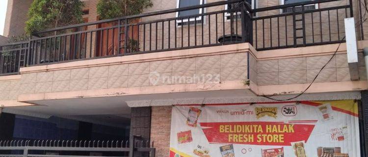 Di jual rumah 2,5 lt semi furnish di Villa Taman Bandara 1