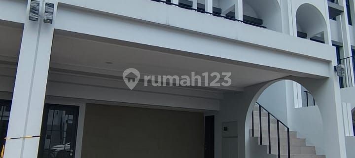 Di  Rumah di Greenwich BSD 1
