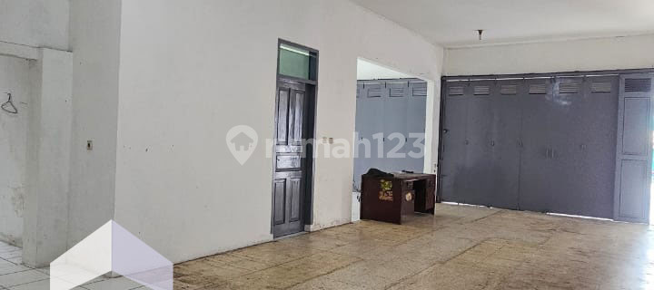 Strategic Shophouse Suitable for Business and Office on Kolonel Masturi Street. 1
