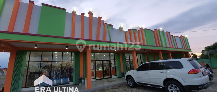 Shop House and Warehouse Building in a Busy Location on the Main Road in East North Seram, Maluku 1