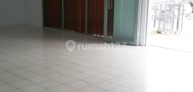 Well-Maintained Shop House Ready for Business in Cisaranten 1