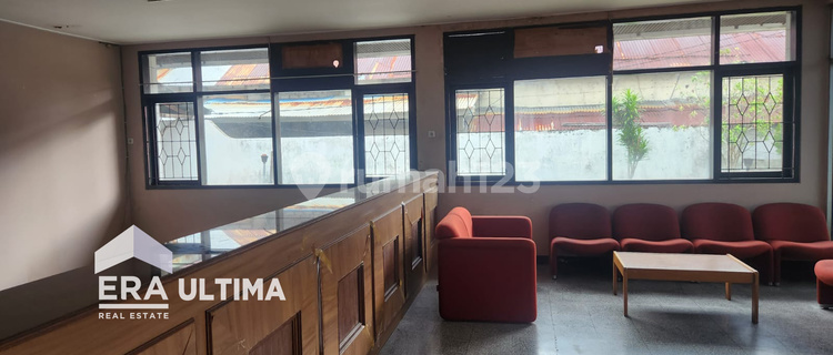 Main Road Shop House Suitable for Business on Arnold Mononutu Street, Ternate 1