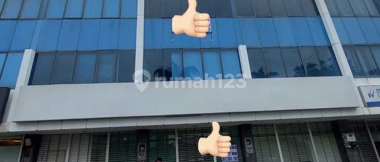 Strategic 3-Unit Terrace Shop ******** 1