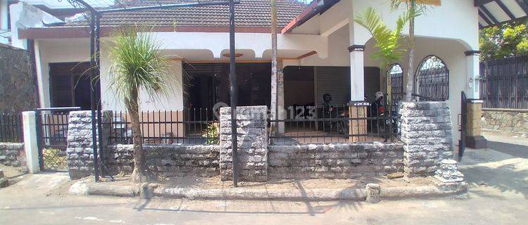 Rumah Disewakan Di Tengah Kota Cocok Untuk Kantor, Homestay, Dan Rumah Tinggal 1
