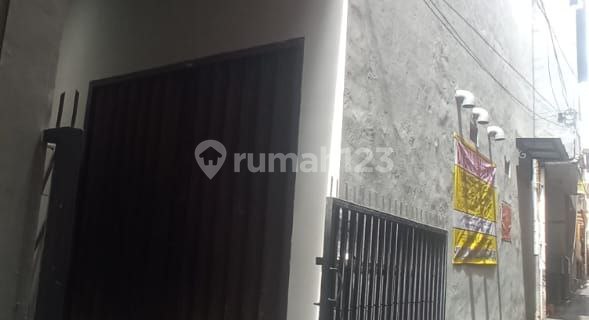 An active boarding house rarely costs 1 million near a famous campus. 1