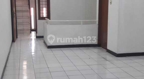 For Rent: 2 1/2 Story Shop House, Excellent and Strategic Location in TKI 3 Bandung 1