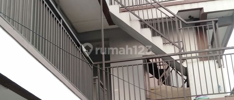 For sale, three-story building house located near Cimahi Cimindi main road. 1