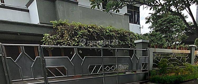 Rumah Hoek 2 Lantai Ada Kolam Renang di Taman Modern Cakung 1