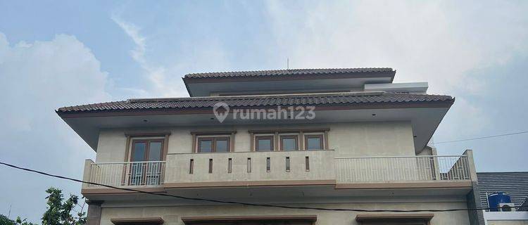 Rumah Hoek 3 Lantai di Taman Villa Meruya Jakarta Barat 1