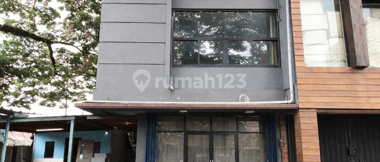 For Rent: 2-Story Strategic Shop House at Emerald Boulevard, Jombang 1