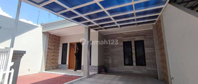 Rumah cantik Bagus di Komplek Teluk Jambe Karawang  1