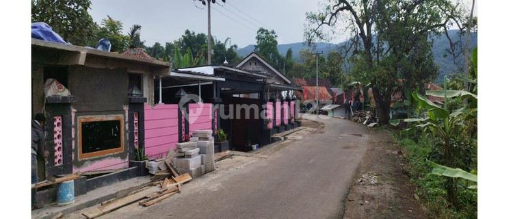 Comfortable and Lush House with Spacious Land in Taman Sari Cibugel Sumedang 1