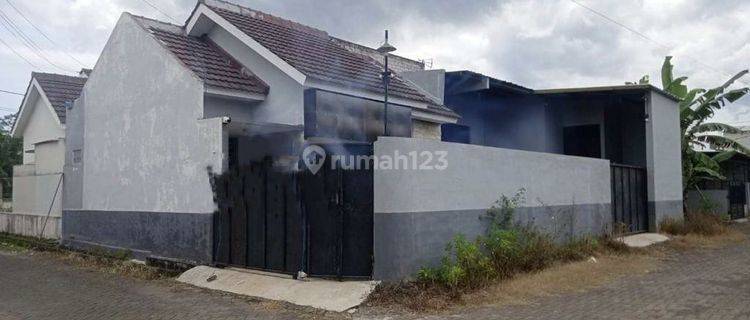 Rumah Berhalaman Luas di Curungrejo Kepanjen Malang Gmk02663 1