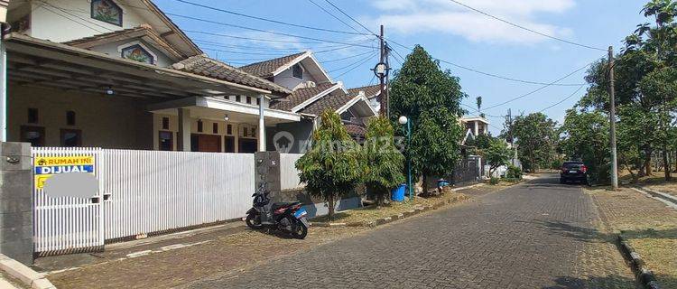 Dijual Rumah Strategis Depan Lapangan Tennis, Komp Gading Regency 1