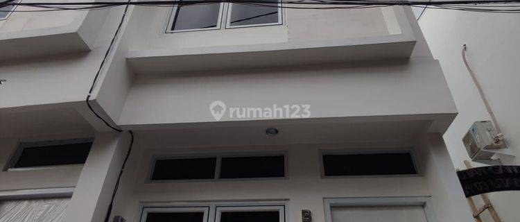 Rumah 2 Lt Di Jakarta Timur  Letak Strategis Dekat Ke Pramuka 1