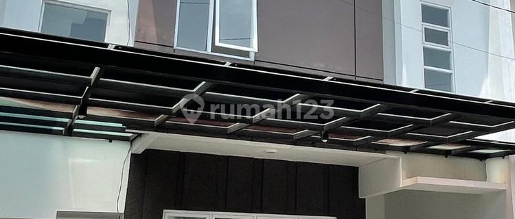 Disewakan Rumah Cluster 3 Lantai Semi Furnished @ Cipayung Jaktim 1