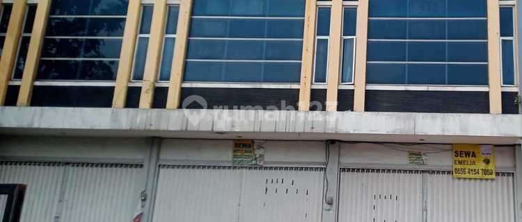 3-Story Shophouse in Strategic Location with Spacious Parking in East Semarang 1