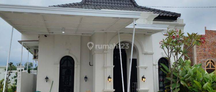 Rumah Mediterania strategis tepi Jl raya di zona wisata Prambanan  1