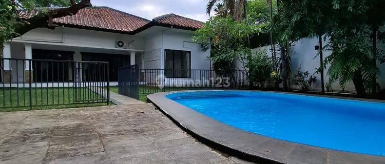 Rumah 1lantai Dengan Taman Luas Dan Kolam Renang Kemang Dalam 1