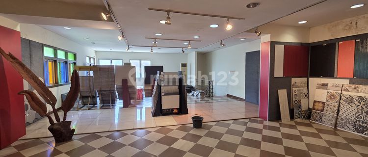 Showroom & Gudang Di Mt. Haryono Semarang. 1