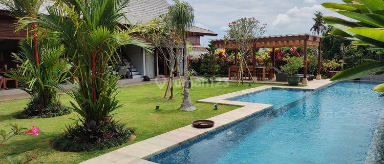 Beautiful Villa With 7 Minutes Access To Batu Bolong Beach 1