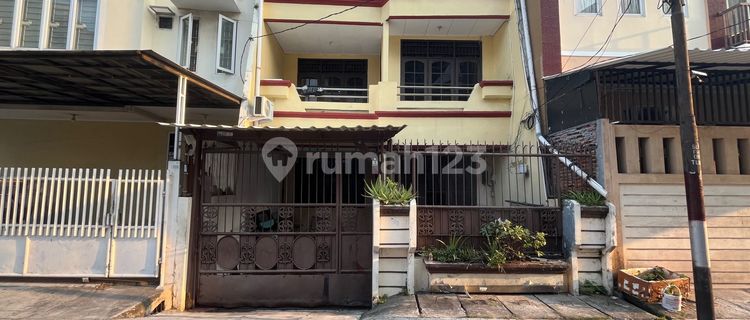 3-Story House in Jelambar, Tidy and Cheap, West Jakarta 1