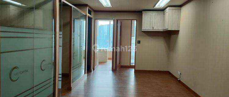 Ruang Kantor Plaza Sentral Sudirman, luas 192m2, view ke Sudirman, 3 jalan kaki  menit ke MRT station Benhil 1