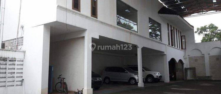 Rumah 2 Lantai dgn Private Pool Butuh cepat di Jl Bangka, Jaksel
 1