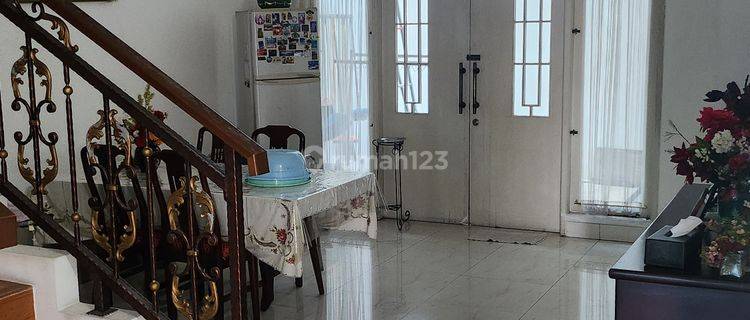 Dijual Rumah Grawisa, Jakarta Barat | Luas 162m2 | 2+1 KT, 2+1 KM, 2,5 Lantai | SHM | Harga 4 M 1