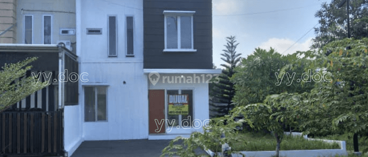 Dijual Rumah Strategis Posisi Hook Tanah Luas 1