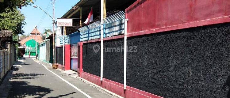 Dijual Rumah Luas Ada Lapangan Futsal di Sondakan, Laweyan 1