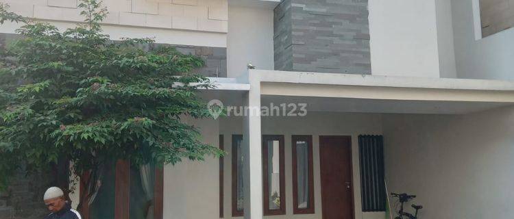 Rumah Seperti Baru, Full Perabot, 2 Lantai di Kemlayan, Solo 1