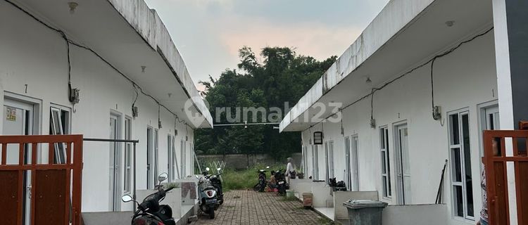 12-door boarding house in a densely populated area, definitely rentable. 1