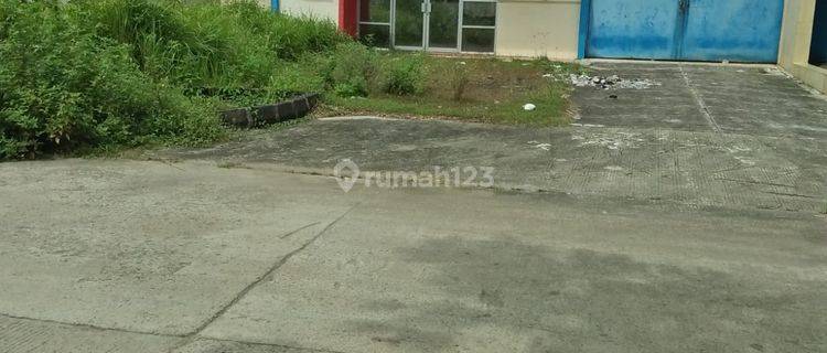 Gudang sewa 2 lantai siap pakai, terletak di kawasan industri dan bebas banjir. Lokasi strategis dan cocok utk industri&gudang. Dekat dgn kantor pusat kabupaten Tangerang d an dekat dengan perumahan citra raya. 1