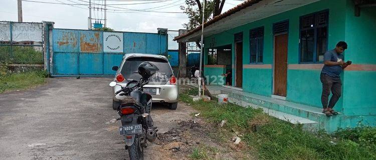 Gudang dijual dgn luas 5 hektar dan luas bangunan 3000 mtr, ex.pabrik sepatu. gudang masih layak pakai, bangunan kokoh dan terawat. Nempel jalan propinsi,akses 40 feed container. Legalitas SHM. 1