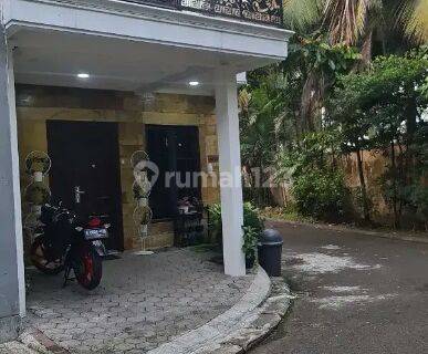 Dijual cepat rumah 2 lantai semi furnished. Lokasi bagus dan bebas banjir. Perumahan dilengkapi dgn fasilitas yg lengkap. Surat SHM.  1