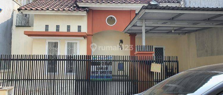 Rumah disewakan dgn luas 150 mtr. Rumah siap huni dan lebar, harga sewa murah. Lokasi strategis dekat dgn bus trans. Fasilitas perumahan terlengkap. 1