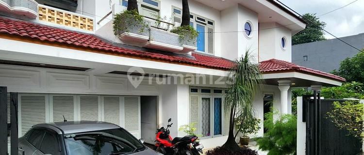 Rumah Asri, Void Tinggi, Layout Terbuka, Nyaman, Terawat dan Siap Huni di Kebayoran Lama 1