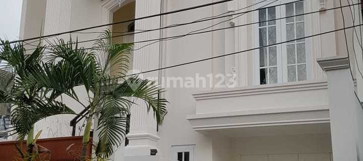 Disewakan Rumah 3 Lantai American Classic Design Dekat Pim 2 1