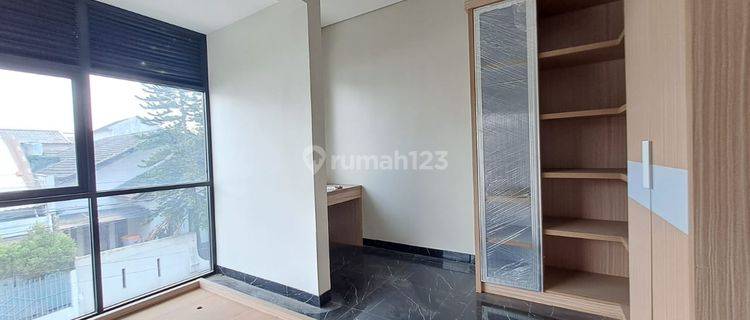 Rumah Baru Desain Modern Minimalis di Komplek Holis 1