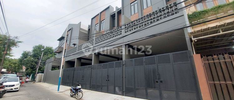 Japanese-Style Duri Kepa 3-Storey House with SHM 1