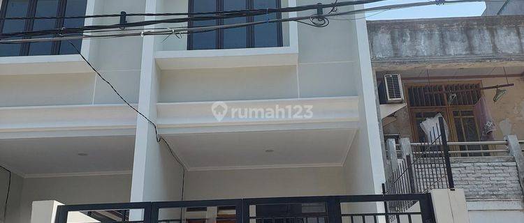 Rumah Taman Ratu 3 Lantai SHM Utara jalan 2 mobil  1